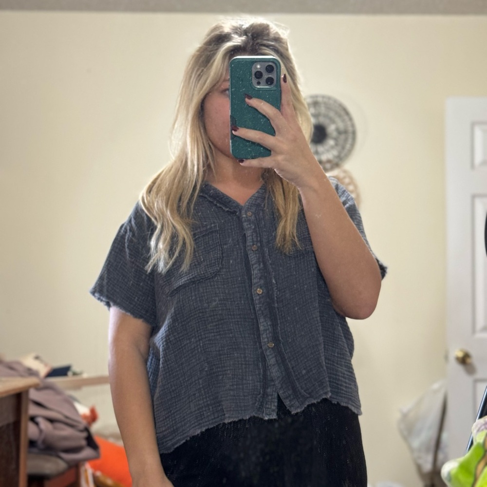 Casual Gray Button-Up Airy Cropped Shirt